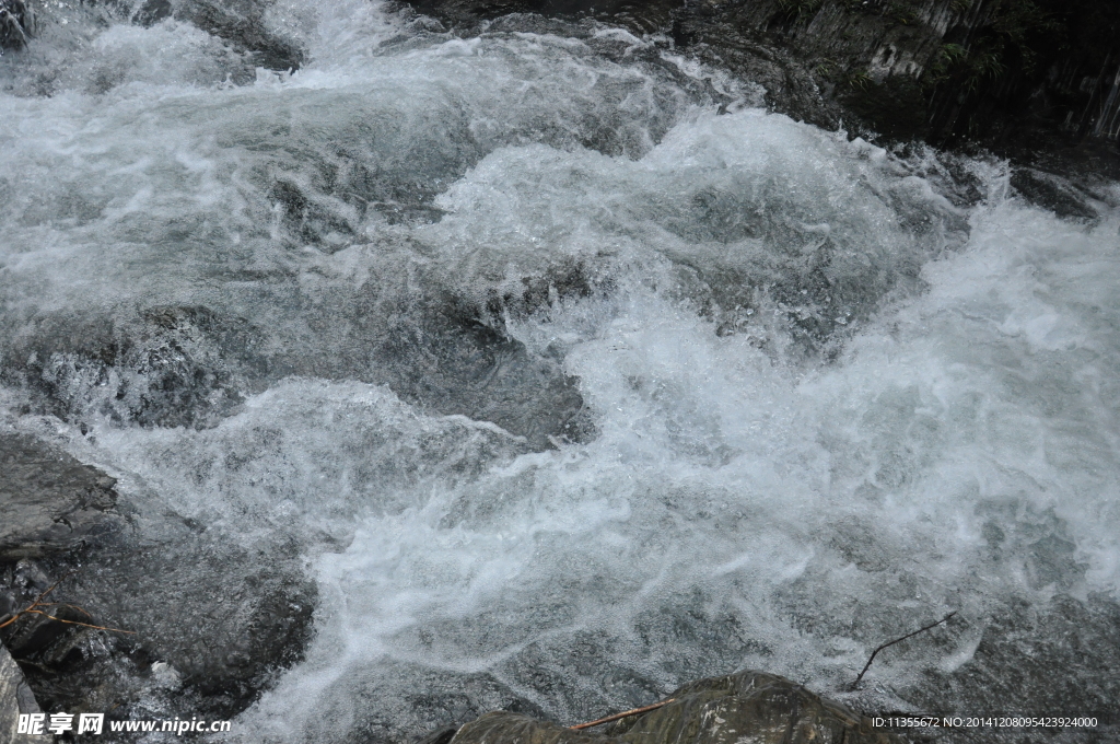 溪水
