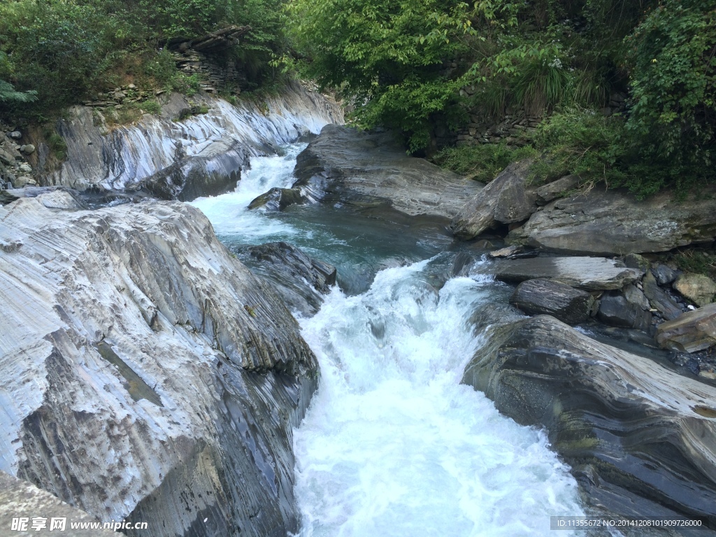 山间溪水