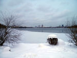 湖边的雪景
