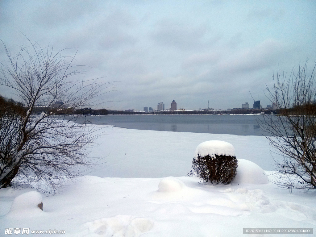 湖边的雪景