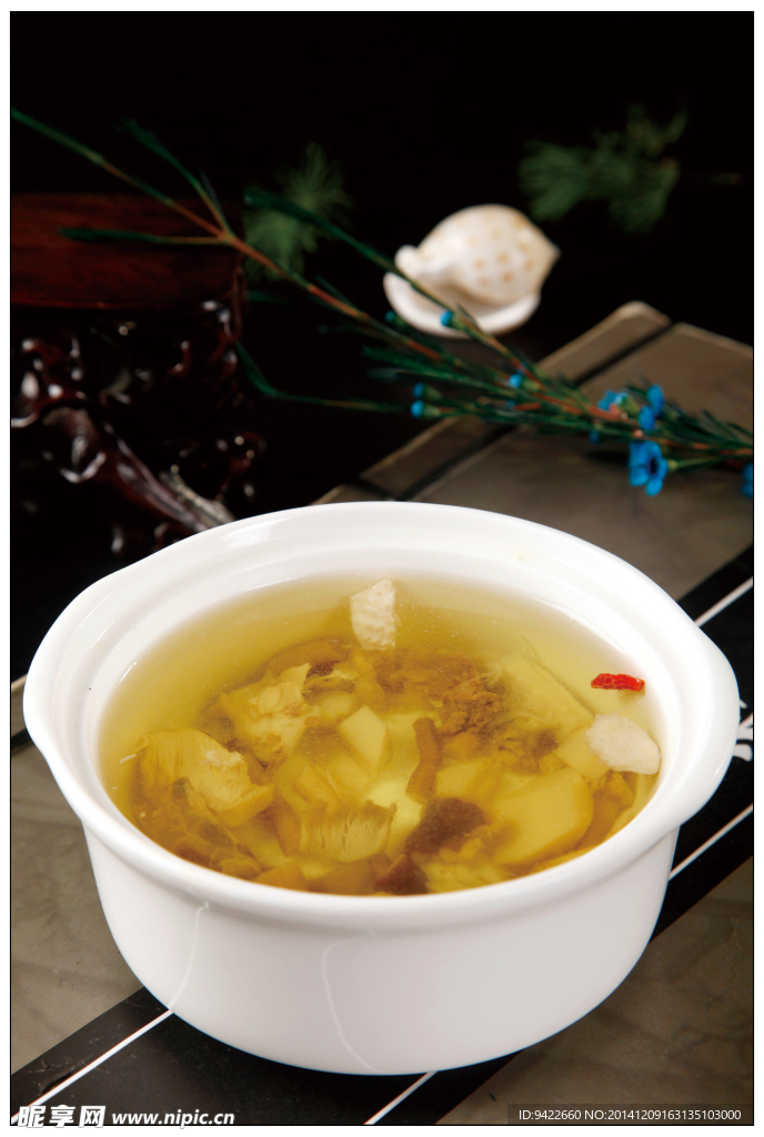 鸡汤炖野菌