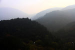 雾霾下的山峦