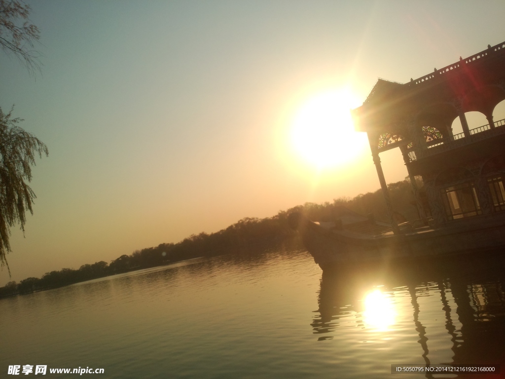 夕阳湖景