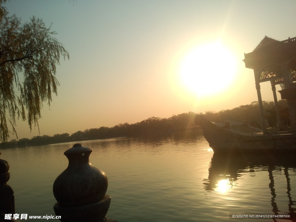 夕阳湖景