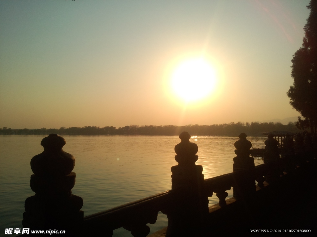 夕阳湖水