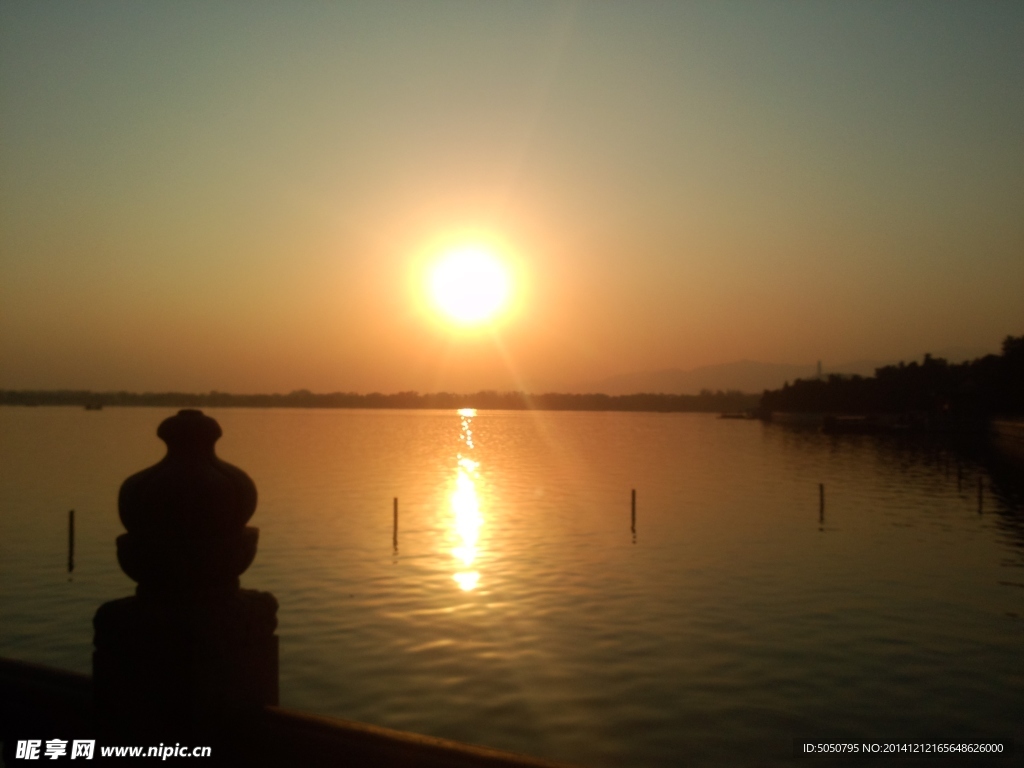夕阳湖景