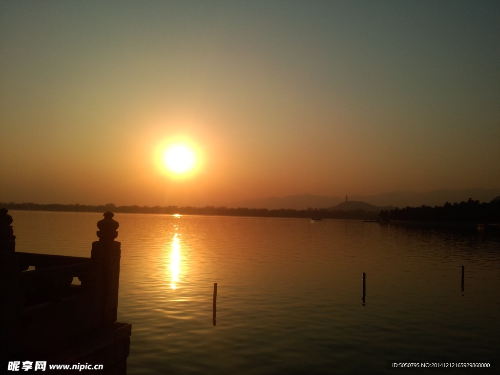 夕阳湖景