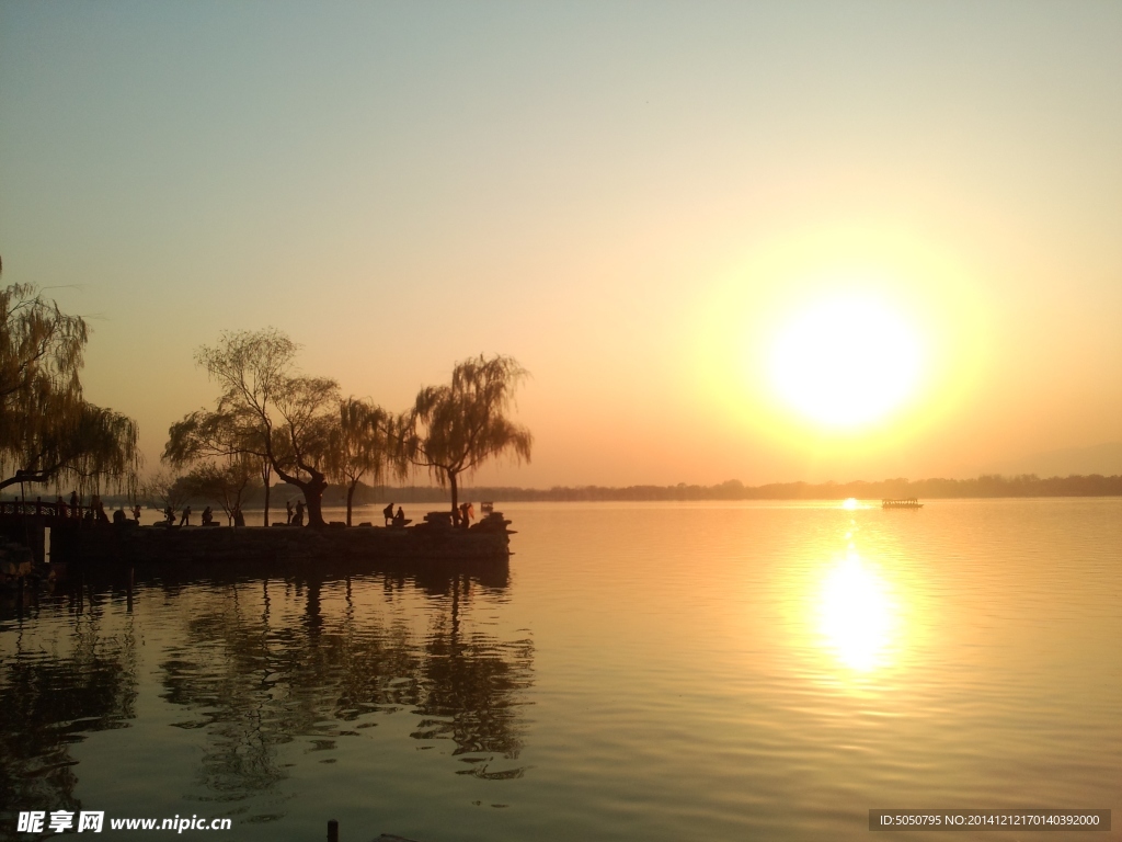 夕阳湖景