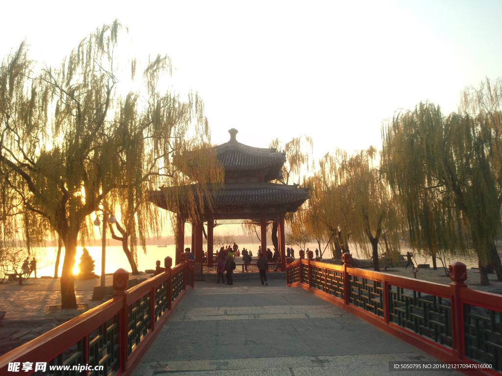 夕阳湖水古亭