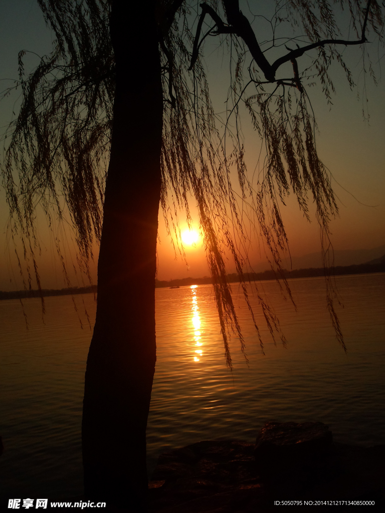 夕阳湖景