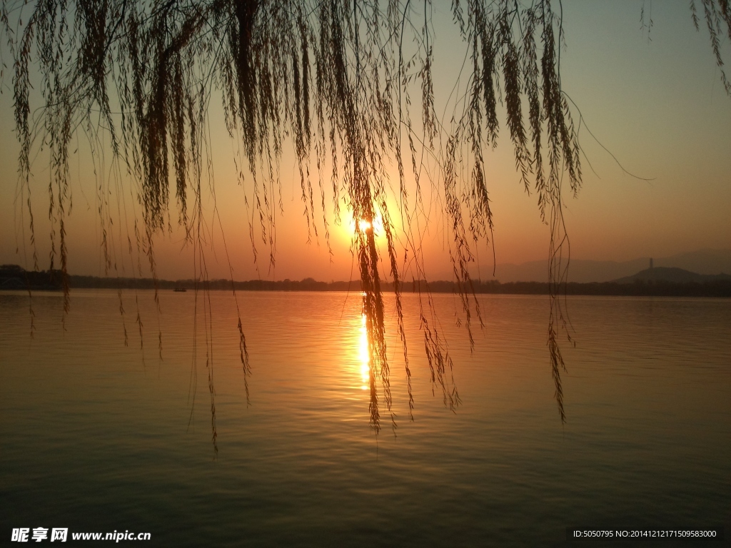 夕阳湖景