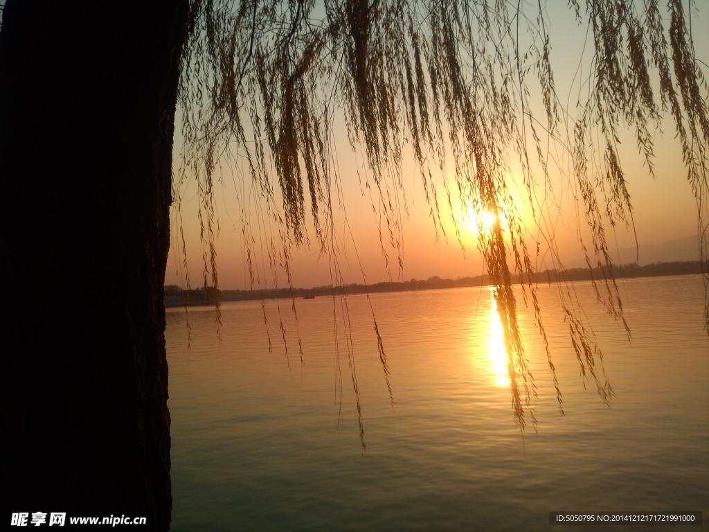 夕阳湖景