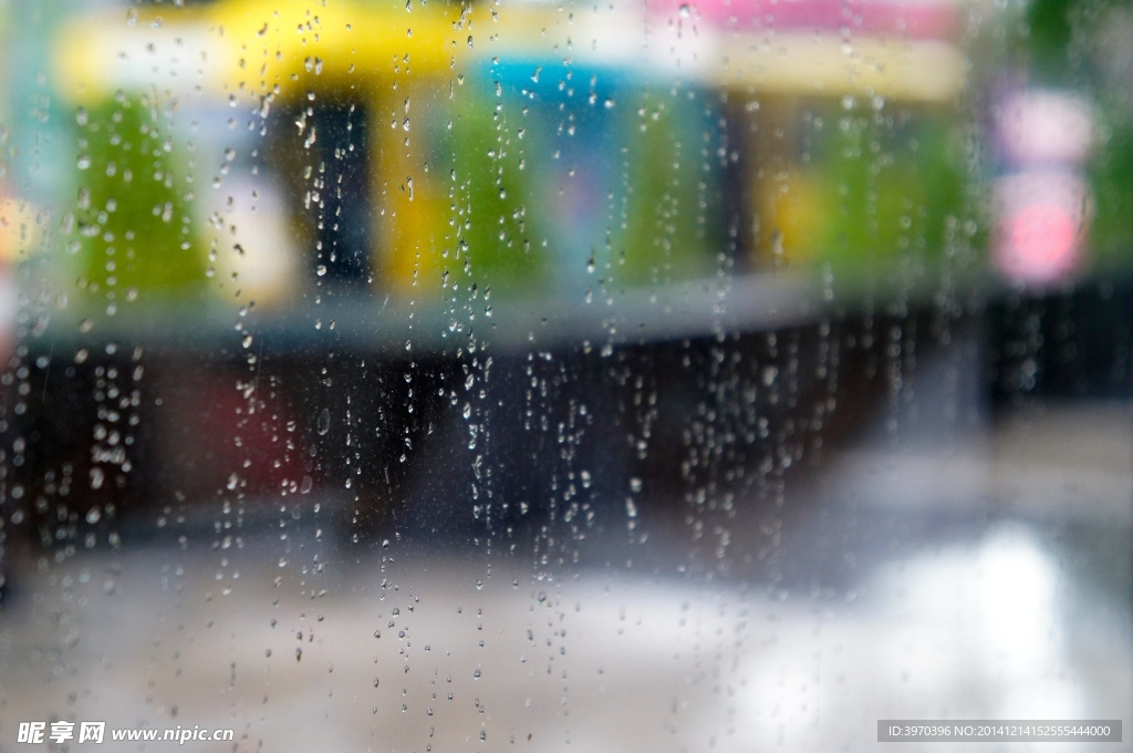 窗上的雨滴