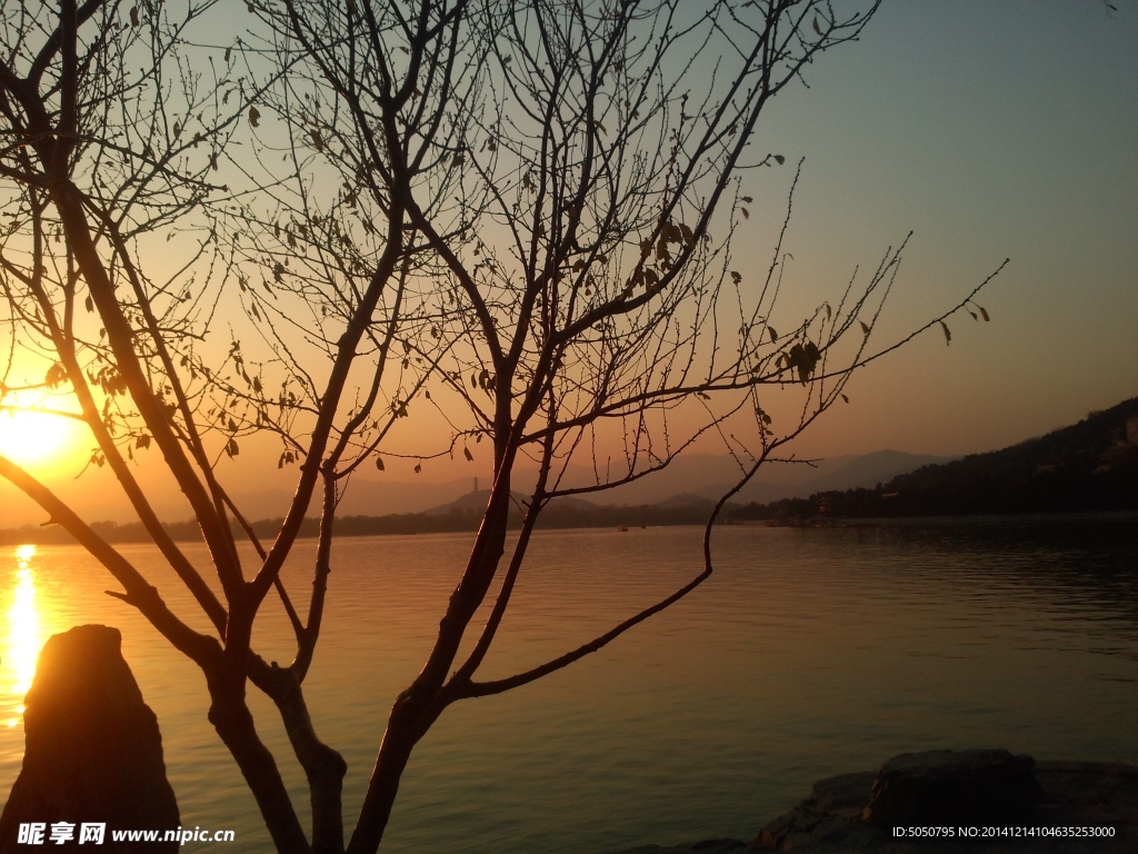 夕阳湖景