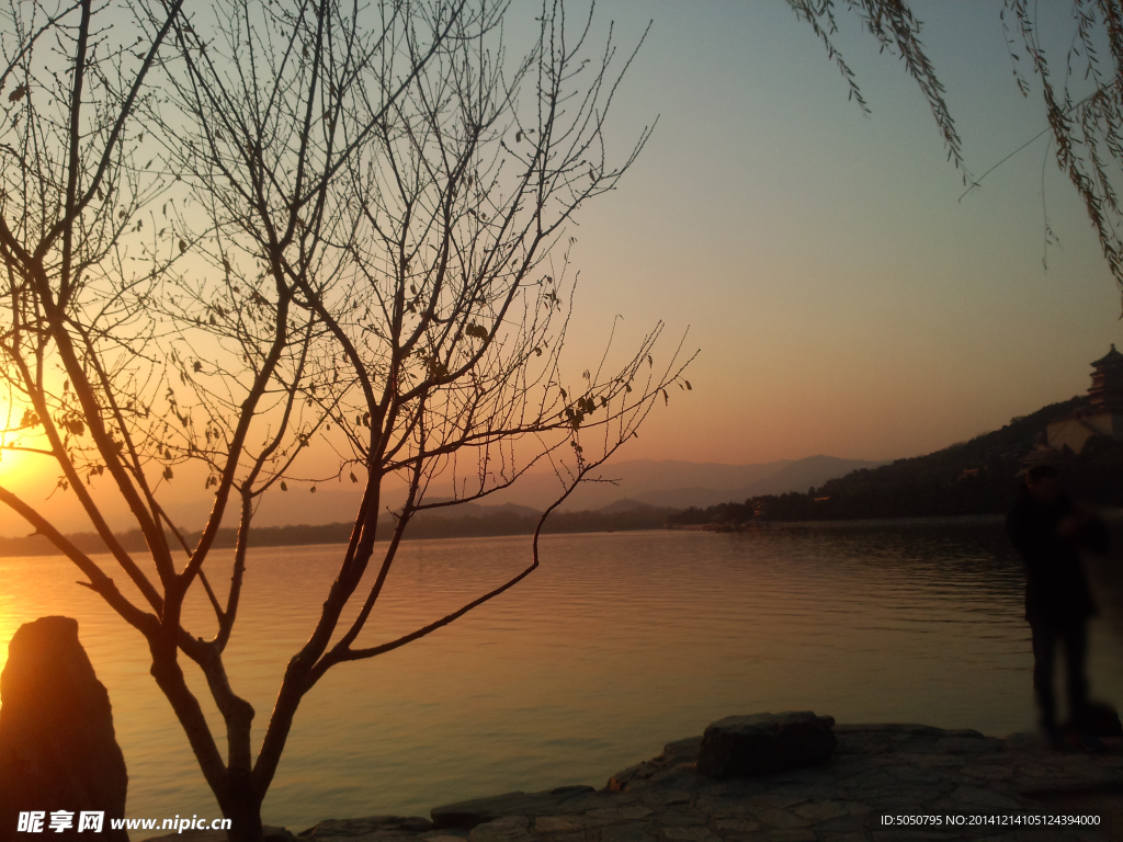 夕阳湖景