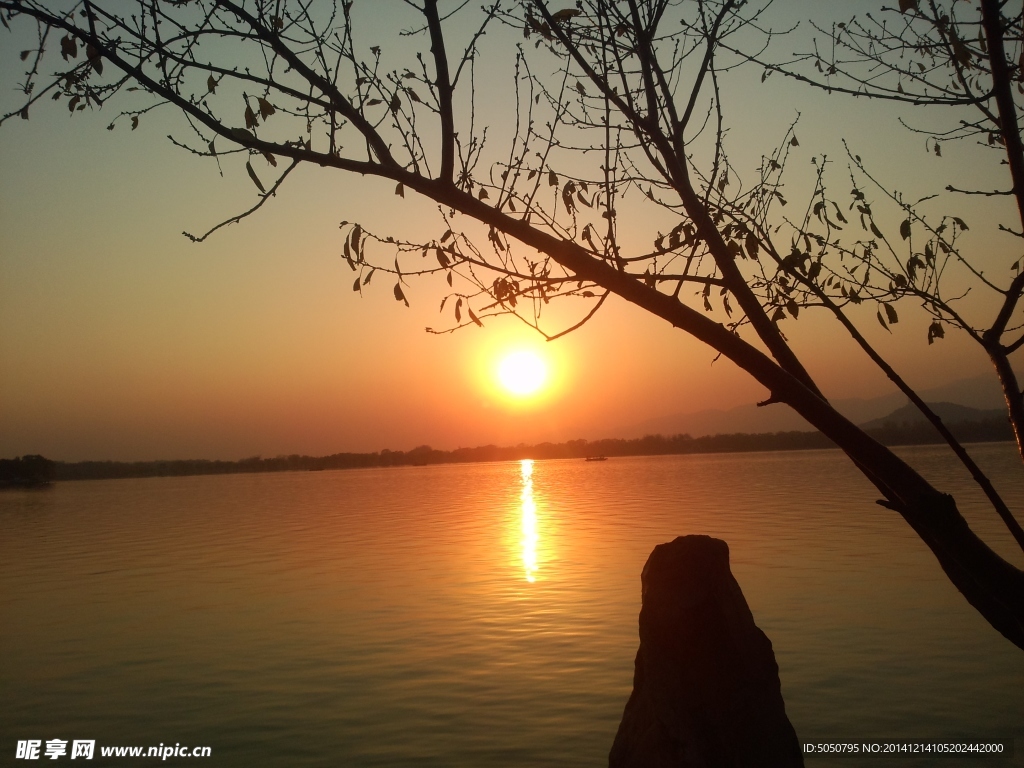 夕阳湖景