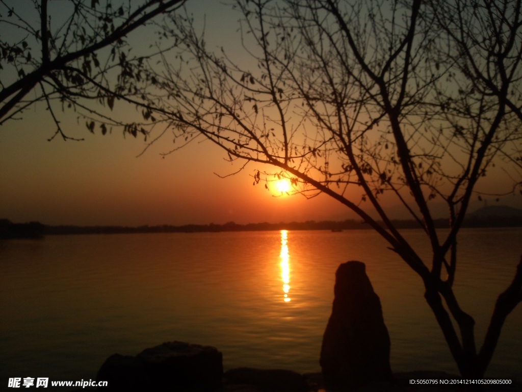 夕阳湖景