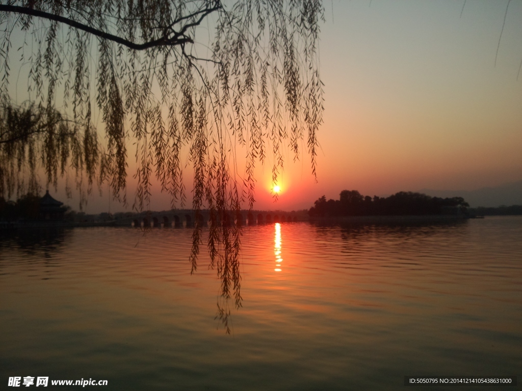 夕阳湖景