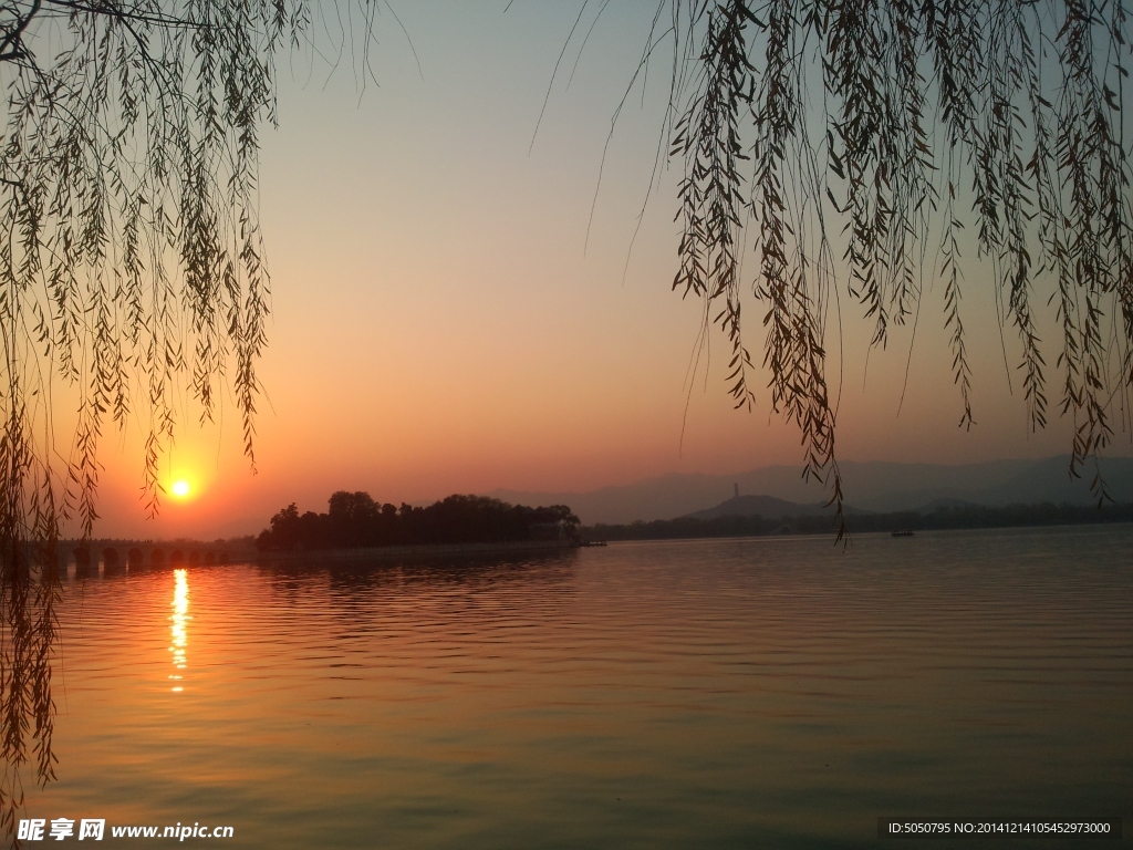 夕阳湖景