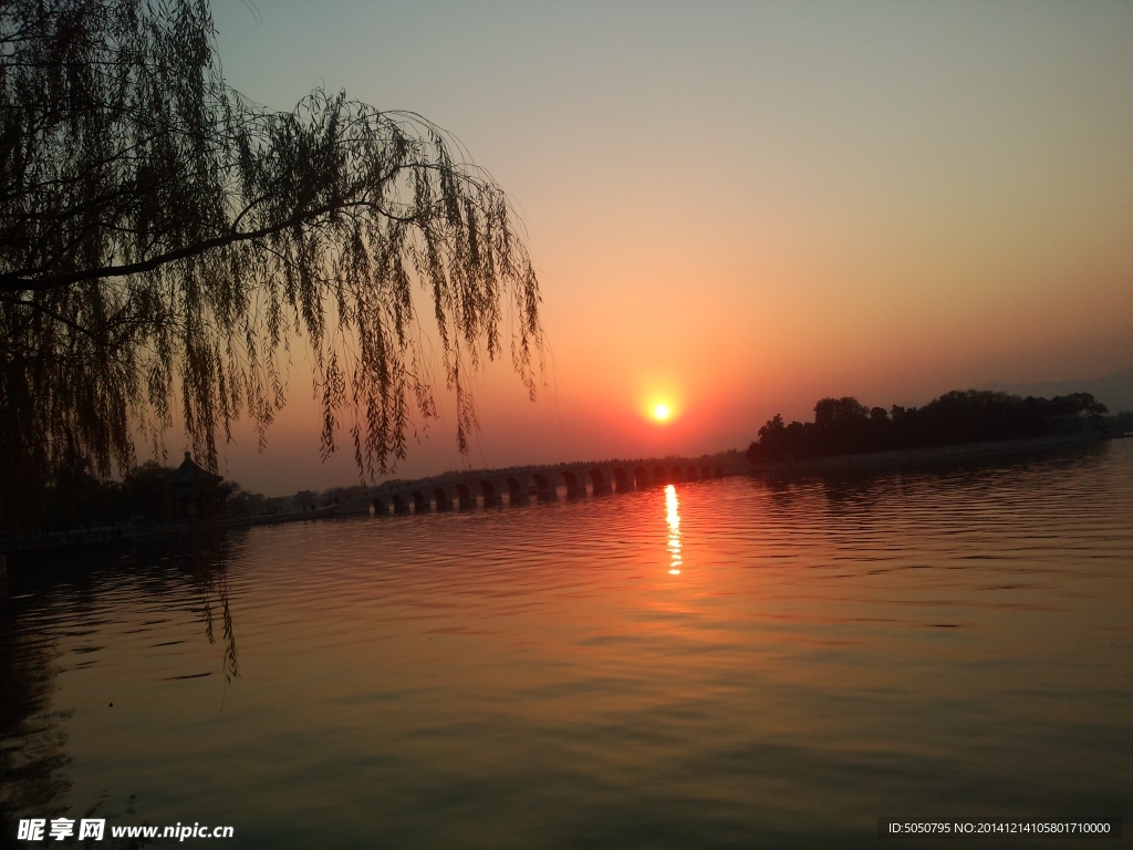 夕阳湖景