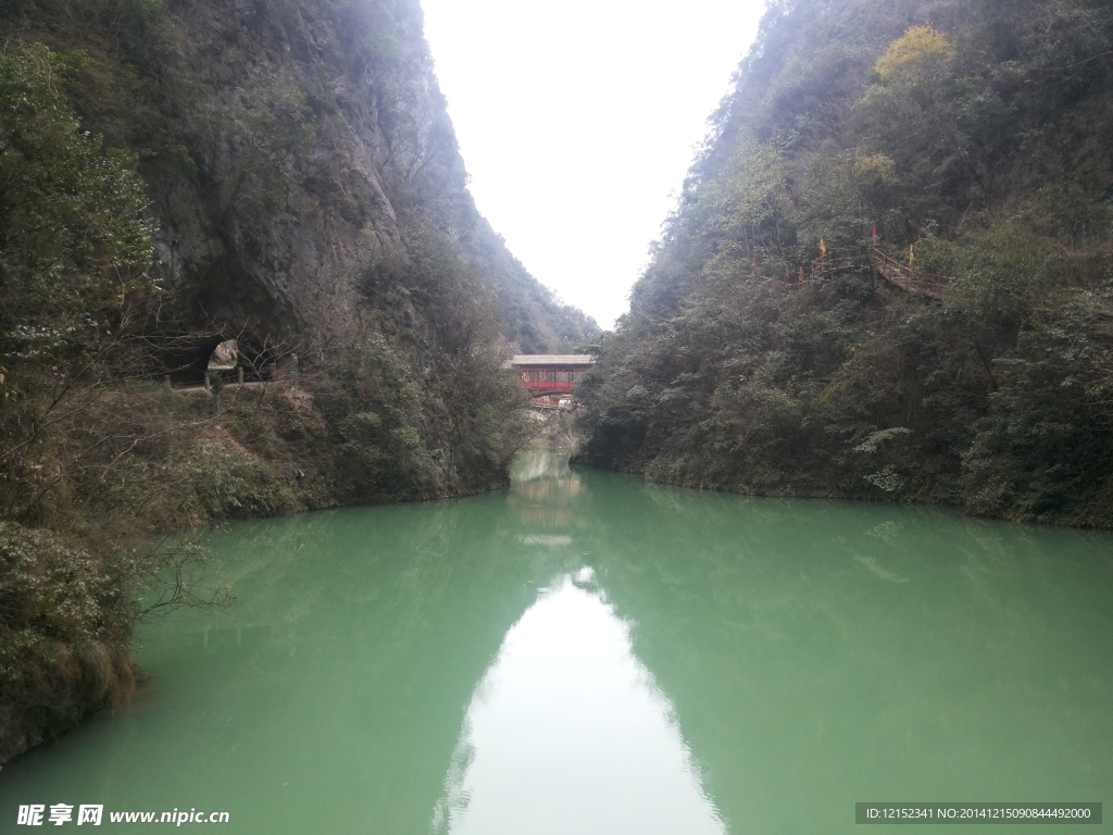 山谷河流