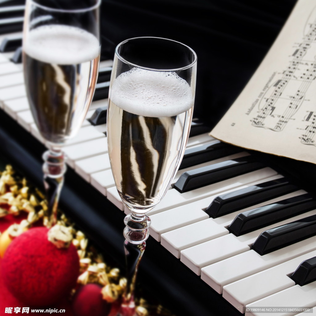 圣诞彩球钢琴香槟图片