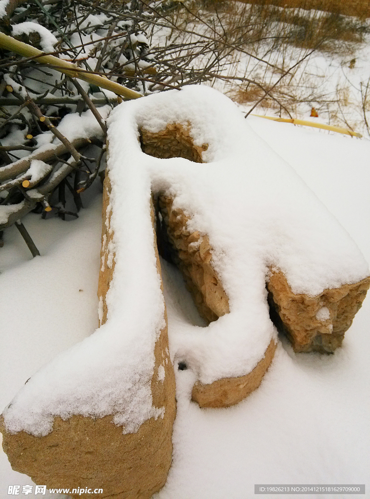 雪 石头 积雪