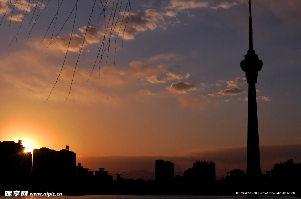 夕阳照塔