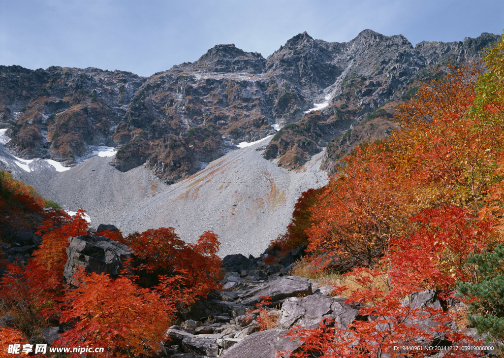 雄伟山峰