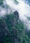 雄伟山峰