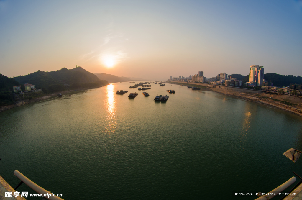 夕阳河流