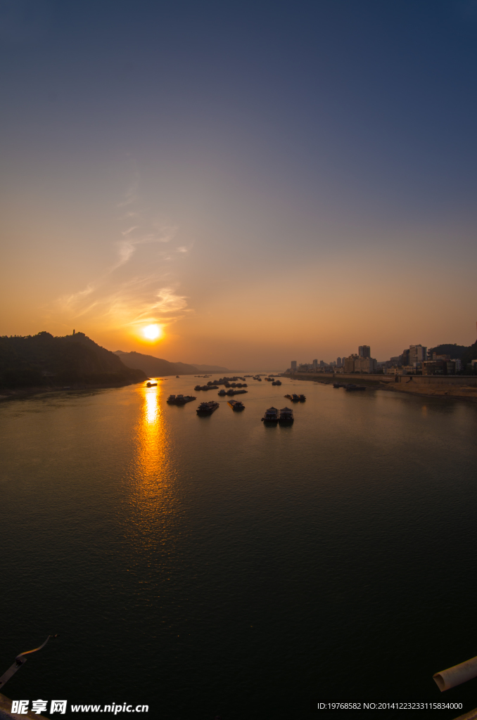 夕阳河流