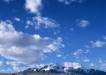 黑色岩石 蓝天白云风景图片
