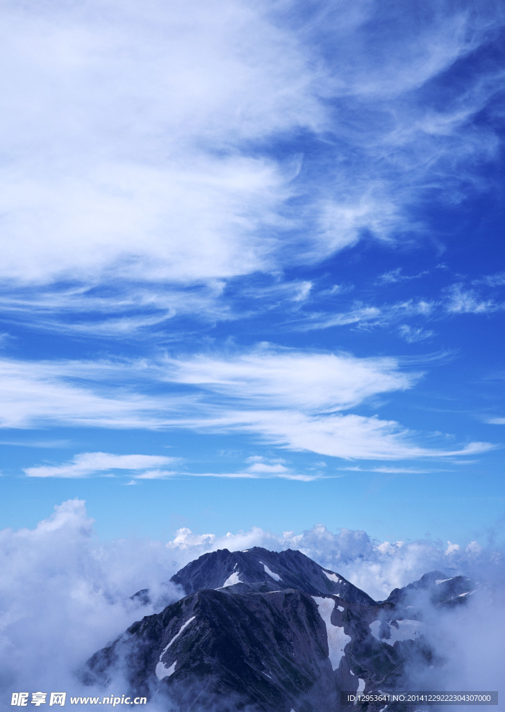 黑色岩石 蓝天白云风景图片