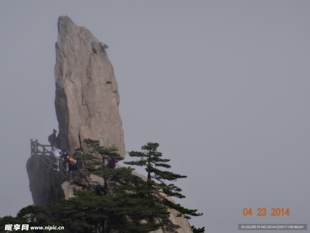 黄山飞来石