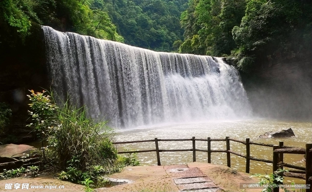 山水瀑布