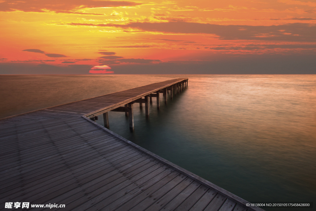 夕阳下的海边木桥