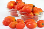 玻璃碗装着的小番茄