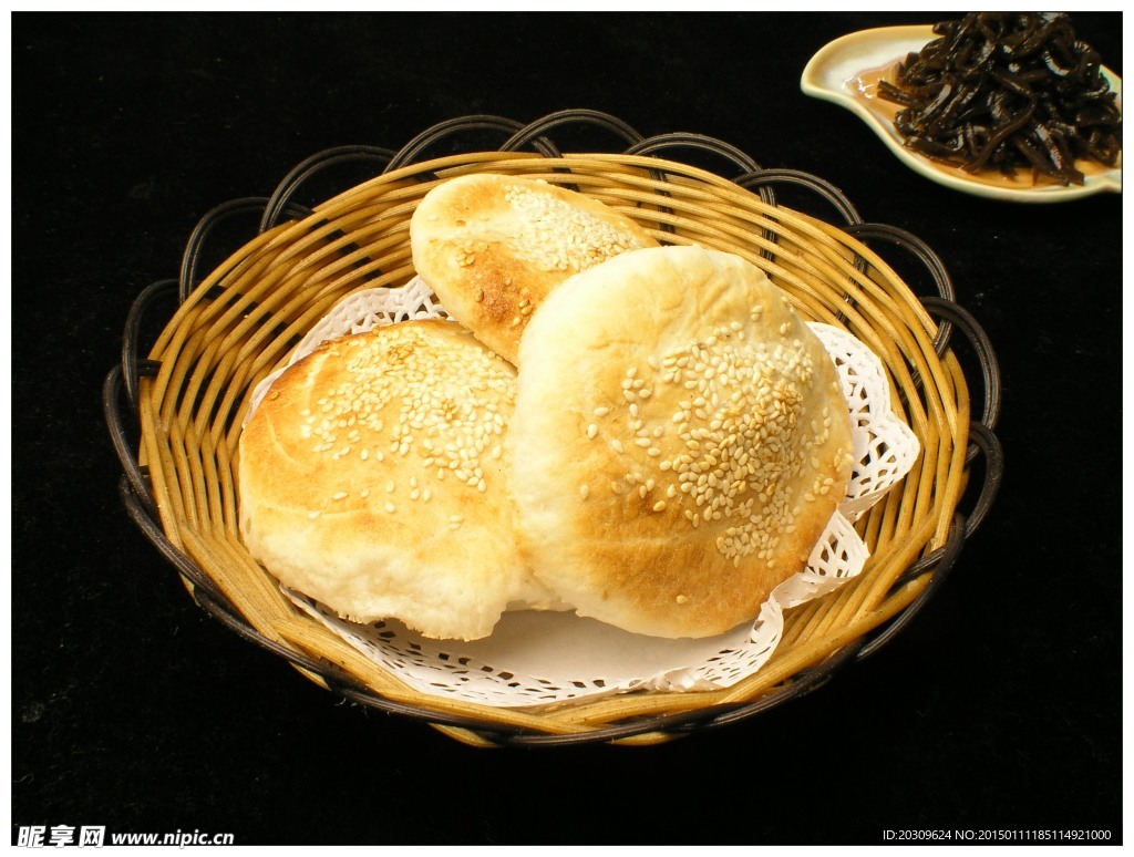 哈尔滨老式东北烧饼，一个老式烧饼，切开十二层，香酥无比