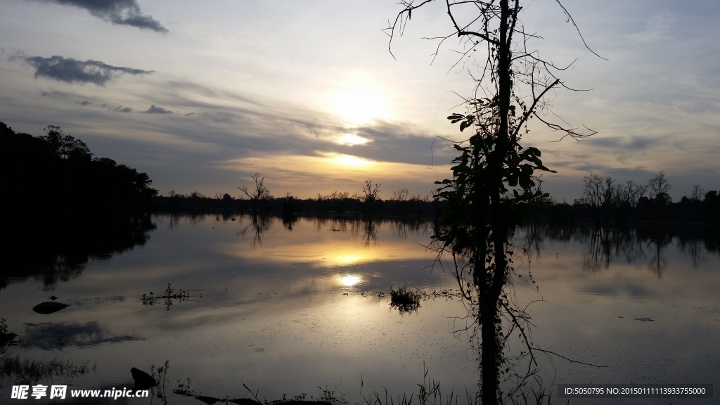 夕阳湖景