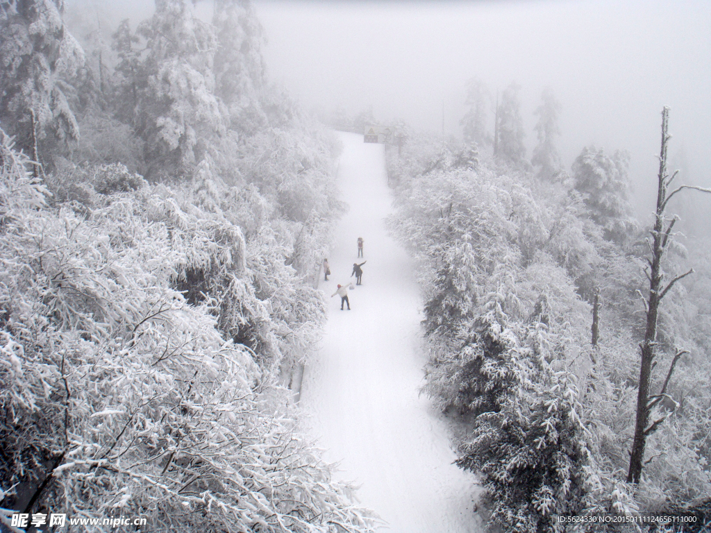 雪山 峨眉