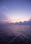 夕阳下海水图片