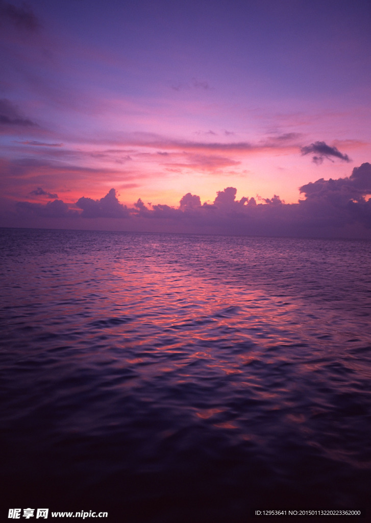 夕阳下海水图片