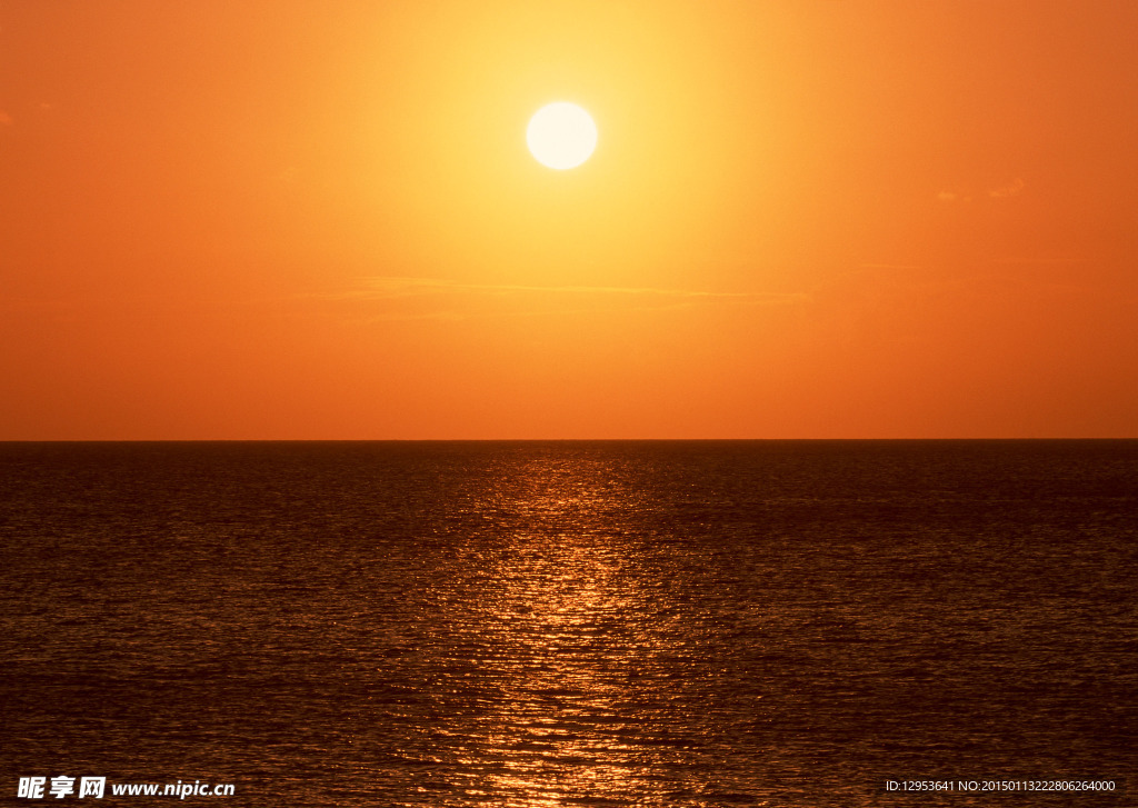 夕阳下的海边图片