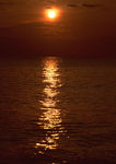 夕阳下海水图片
