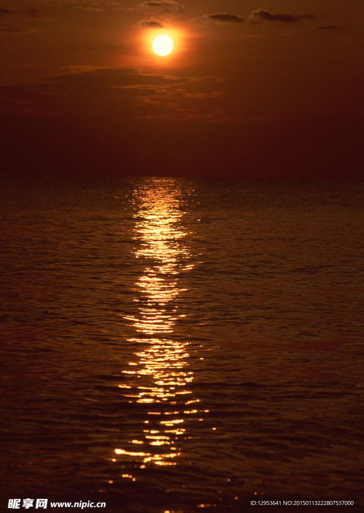 夕阳下海水图片