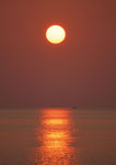 夕阳下海水图片