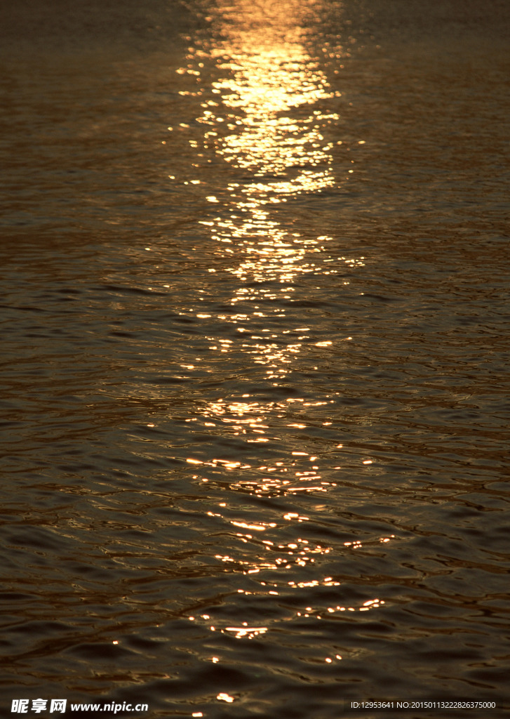 夕阳下海水图片