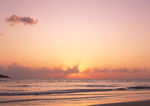 夕阳下的海边图片