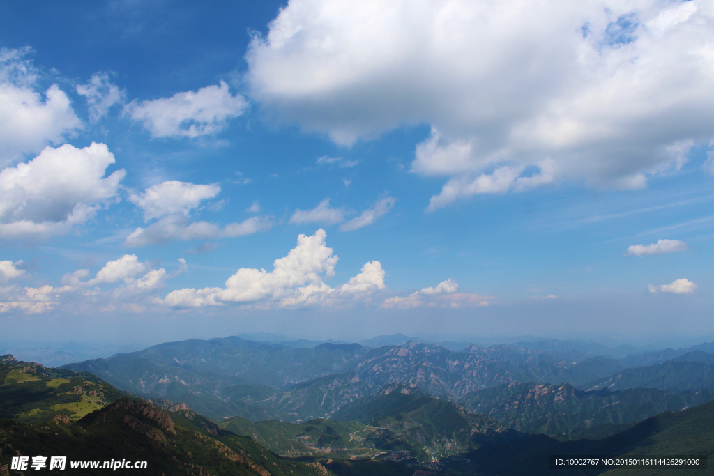 蓝天白云群山